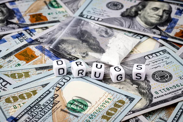 Yüz Dolarlık Banknotların Arka Planında Eroin Kokain Gibi Beyaz Narkotik — Stok fotoğraf
