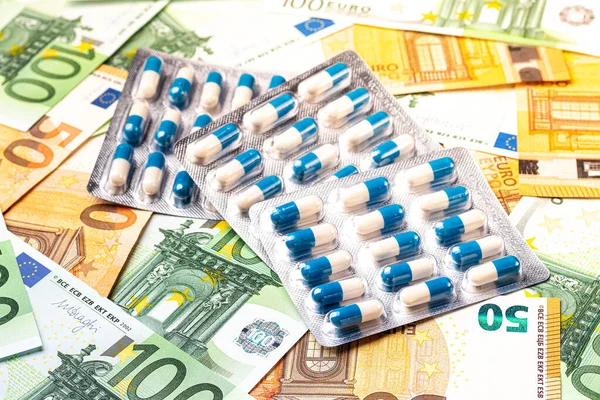 Таблетки Таблетками Фоне Банкнот Евро Концепция Дорогостоящих Затрат Здравоохранение Финансирование — стоковое фото