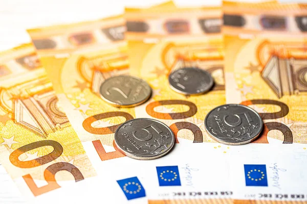 Pièces Rouble Sur Fond Des Billets Euros Concept Taux Change — Photo