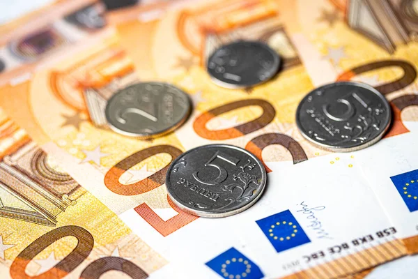 Pièces Rouble Sur Fond Des Billets Euros Concept Taux Change — Photo