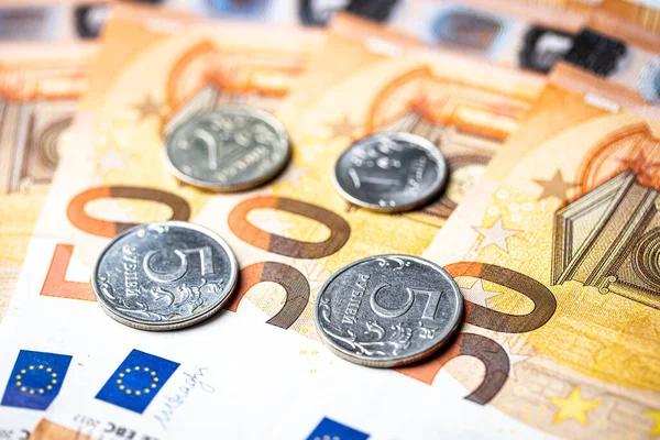 Pièces Rouble Sur Fond Des Billets Euros Concept Taux Change — Photo