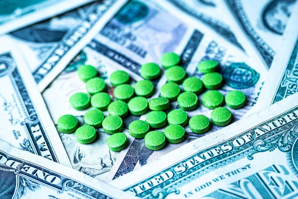 绿色药丸的背景100美元的钞票 昂贵的医疗或医疗融资费用的概念 — 图库照片