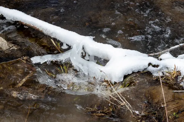 Ein Schmelzender Oder Gefrierender Bach Spätherbst Oder Frühen Frühling Einem — Stockfoto