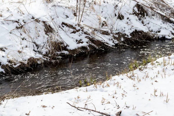 Ein Schmelzender Oder Gefrierender Bach Spätherbst Oder Frühen Frühling Einem — Stockfoto