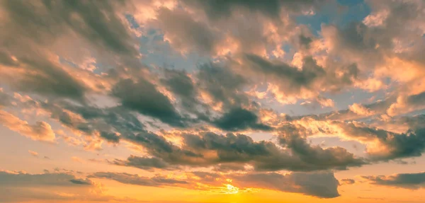 Облачное Небо Закате Восходе Солнца Ярким Солнцем Абстрактный Фон Дизайна — стоковое фото