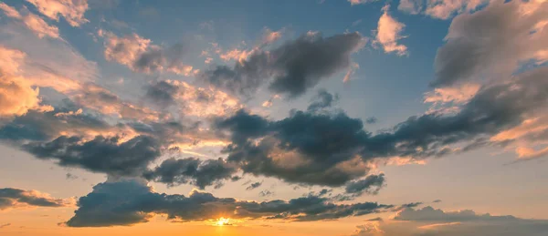 Bewölkter Himmel Bei Sonnenuntergang Oder Sonnenaufgang Mit Strahlender Sonne Abstrakter — Stockfoto