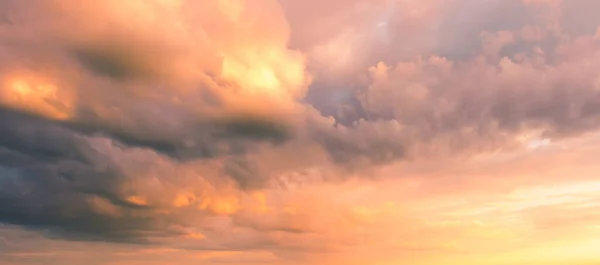 Céu Nublado Pôr Sol Nascer Sol Com Luz Sol Fundo — Fotografia de Stock