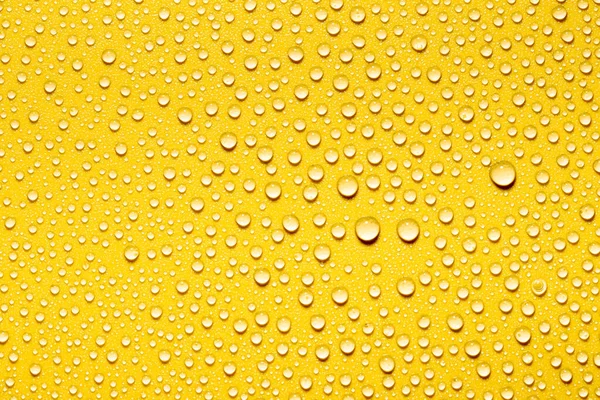 宏观水滴纹理在黄色背景上 设计所需的抽象图案或空白 — 图库照片