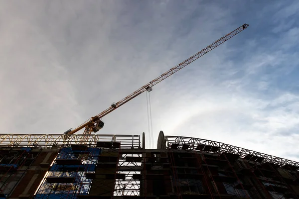 Boom Grúa Sobre Fondo Cielo Nublado Nublado Construcción —  Fotos de Stock