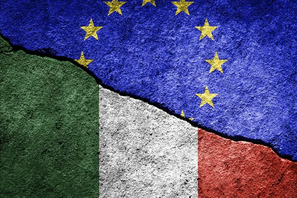 Der Riss Zwischen Der Europäischen Union Und Italienischen Flaggen Der — Stockfoto