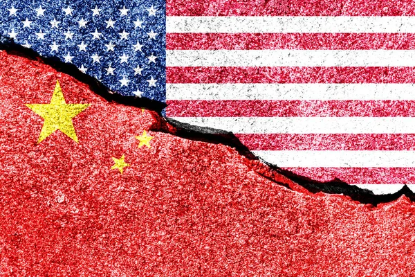 Retakan Antara Bendera Cina Dan Amerika Serikat Dinding Beton Konsep — Stok Foto