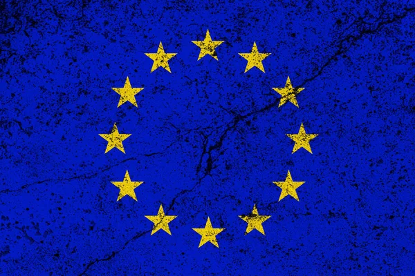 裂缝的混凝土墙上挂着欧盟的旗帜 该国的危机 经济崩溃 流行病 恐怖主义或其他问题的概念 灾害标志摘要 — 图库照片