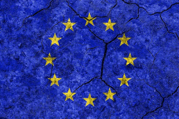 欧盟的旗帜在破碎的地面纹理上 该国的危机 经济崩溃 流行病 恐怖主义或其他问题的概念 灾害标志摘要 — 图库照片