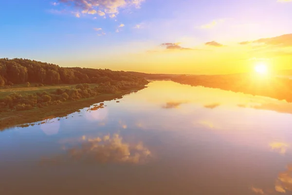 Захід Сонця Набережній Річки Літній Вечір Хмарами Деревами — стокове фото
