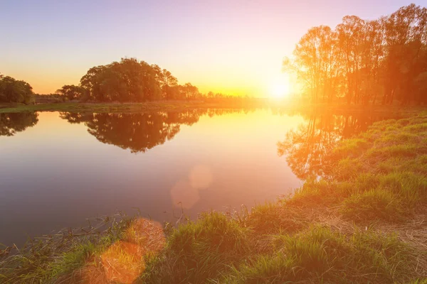Γραφική Θέα Του Όμορφου Ηλιοβασιλέματος Πάνω Από Ποτάμι Βράδυ Του — Φωτογραφία Αρχείου