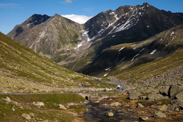 Красивая долина в швейцарских Альпах — стоковое фото