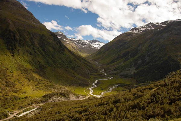 Krásné údolí ve švýcarských Alpách — Stock fotografie
