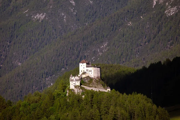 Anteny widoki z zamkiem Tarasp, Szwajcaria — Zdjęcie stockowe
