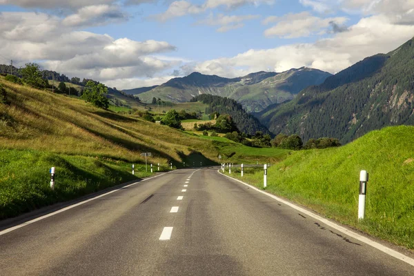 Estrada de montanha perto de Tarasp, Suíça — Fotografia de Stock