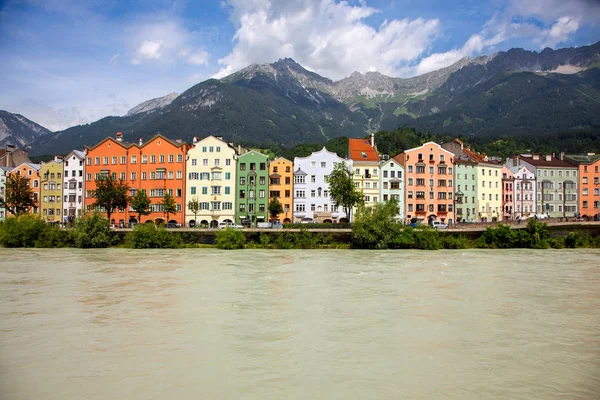 인 강 및 오스트리아 인스브루크에서에서 다채로운 오래 된 건물 — 스톡 사진