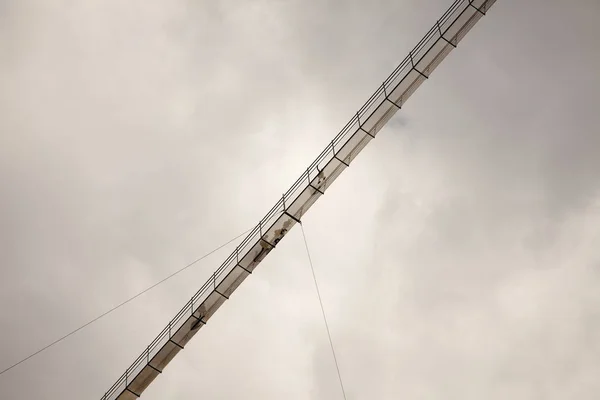 Puente peatonal suspendido cerca de las ruinas del castillo de Ehrenberg, Austria — Foto de Stock