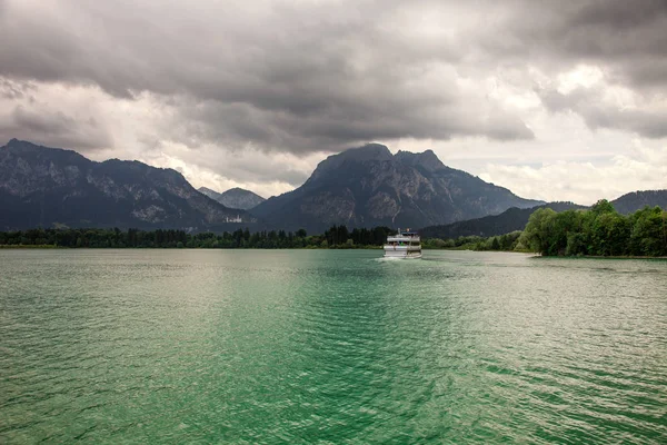 Boote und Blick auf den Forggensee, Deutschland — Stockfoto