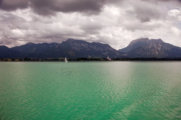 Boote und Blick auf den Forggensee, Deutschland — Stockfoto