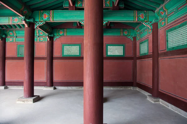 Традиционный корейский храм окрашены деревянные детали Стоковое Изображение