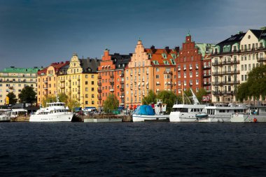 Su yolları, tekneler ve Stokholm, İsveç'te güzel eski binalar