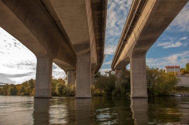 Su yolları ve Stokholm, İsveç'te bir köprü altından sayısı