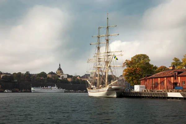 Vie navigabili, barche e bellissimi edifici antichi a Stoccolma, Svezia — Foto Stock