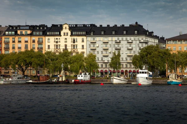 Водные пути, лодки и красивые старые здания в Стокгольме, Швеция — стоковое фото