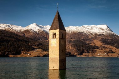 Campanile di Curon Venosta veya çan kulesi, Alt-Graun, İtalya