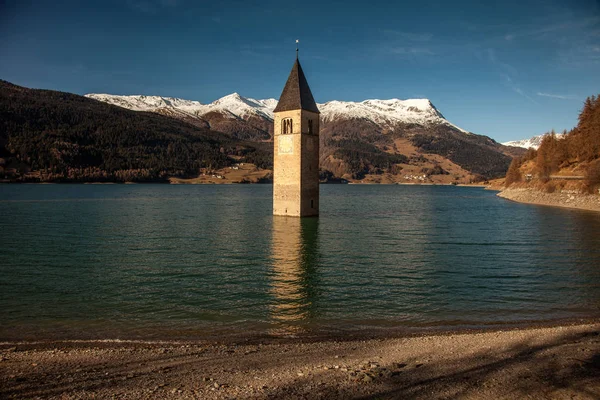 Campanile di curon venosta, oder der Glockenturm von alt-graun, italien — Stockfoto