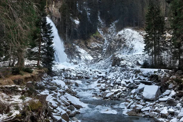 Vackra frusna landskap på vattenfallet Krimml, Österrike — Stockfoto