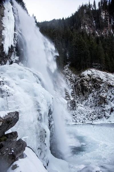 Beautiful bevroren landschap bij de waterval van Krimml, Oostenrijk — Stockfoto