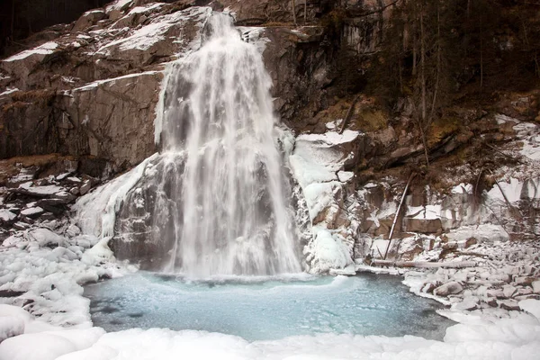 Beautiful bevroren landschap bij de waterval van Krimml, Oostenrijk — Stockfoto