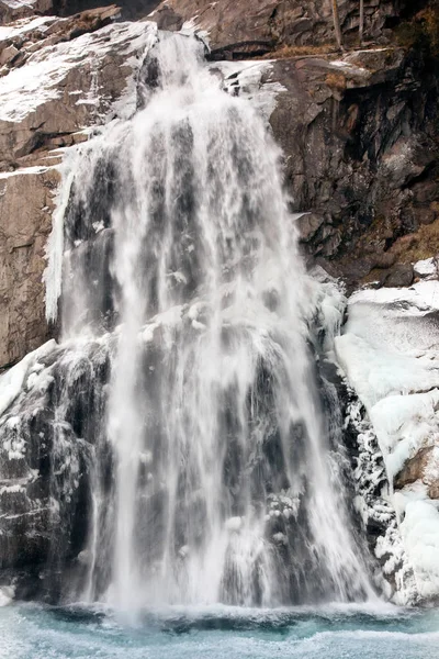 Beautiful bevroren landschap bij de waterval van Krimml, Oostenrijk — Stockfoto