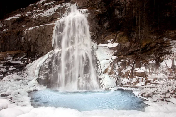 Beautiful bevroren landschap bij de waterval van Krimml, Oostenrijk — Stockfoto