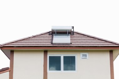 Güneş paneli çatı beyaz zemin üzerine sıcak su sistemi için.