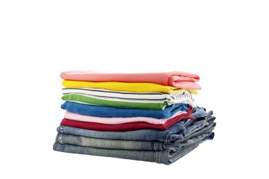 Beyaz arka plan üzerinde izole renkli elbise yığını.