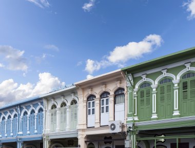 Güzel eski pencere Sino-Portekiz tarzı Phuket, Tayland.
