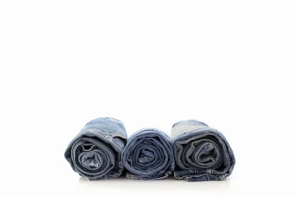 Rohlíky modré džíny izolovaných na bílém pozadí. — Stock fotografie