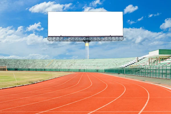 Atletiekbaan met lege witte digitale billboard scherm voor adve — Stockfoto