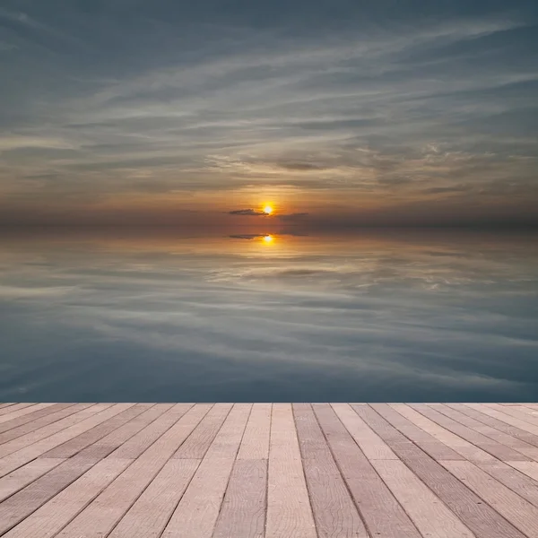 Perspectiva madera tablón piso en la puesta del sol cielo mar con reflejos espalda —  Fotos de Stock