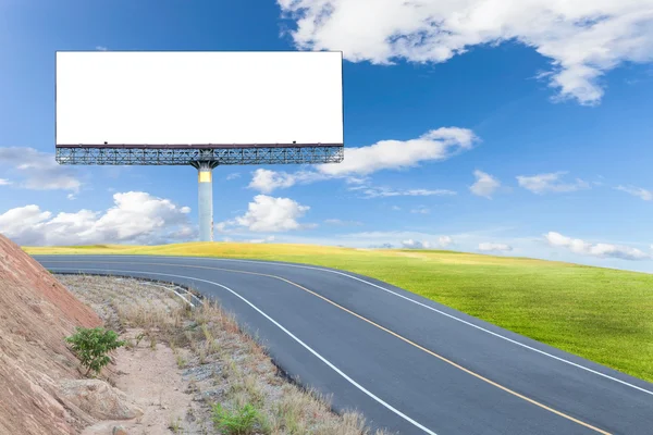 Lege digitale bord met asfaltweg groen gras, blauwe hemel — Stockfoto