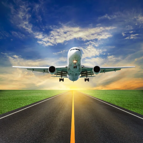 Пассажирский самолет взлетает с взлетно-посадочных полос на красивое небо — стоковое фото