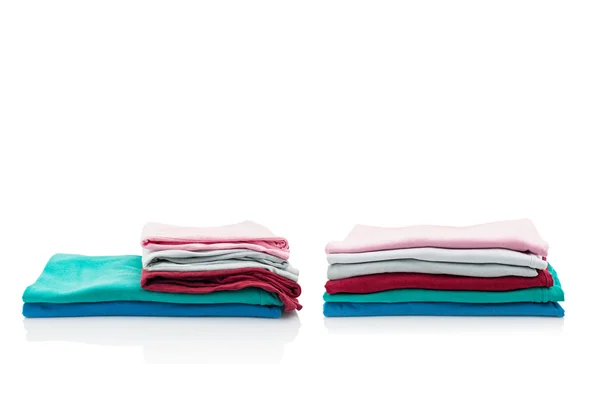 Pilha de roupas coloridas isoladas no fundo branco . — Fotografia de Stock