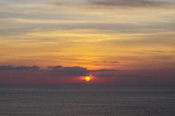 Mooi landschap met zonsondergang boven zee, landschap-achtergrond. — Stockfoto