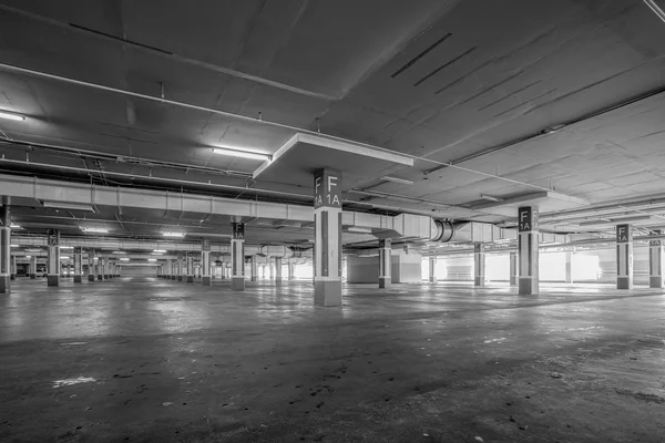 Estacionamento garagem interior, edifício industrial, vazio subterrâneo p — Fotografia de Stock